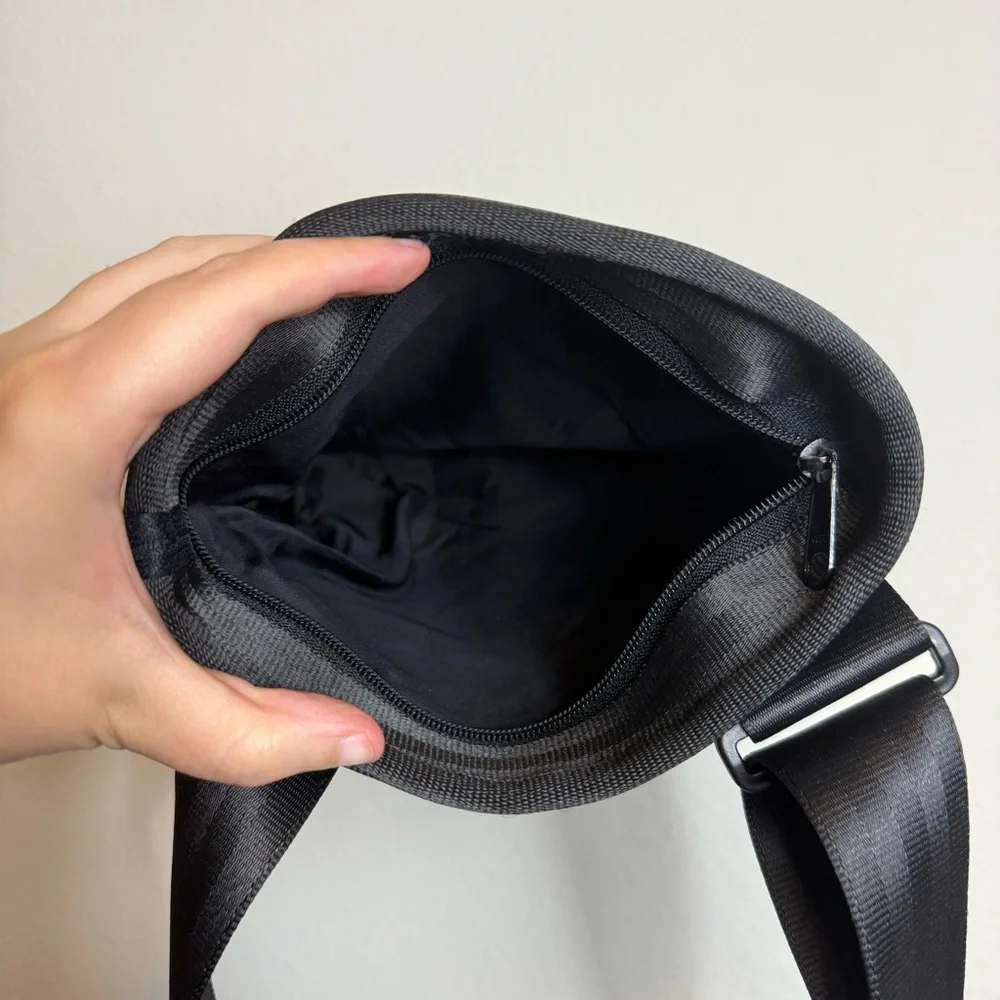 Harvey’s Vintage Original Seatbelt Crossbody Mini Messenger Bag Adjustable Black - Picture 4 of 5